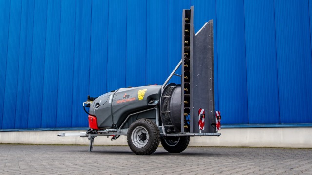 国際農機　樹木の高さに均一散布 牽引型果樹園スプレイヤー